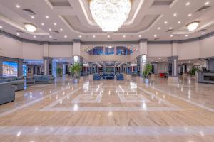 um grande átrio com um grande hall com mobiliário e um lustre em Meryan Hotel - Ultra All Inclusive em Okurcalar