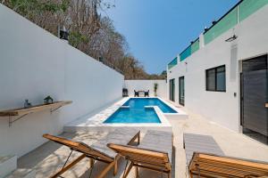 una piscina en el patio trasero de una casa en 3011 - Casa Buddha, en Santa Cruz Huatulco