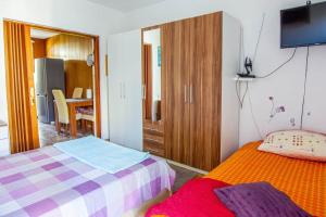 Habitación pequeña con 2 camas y TV. en Milenka Apartment, en Split