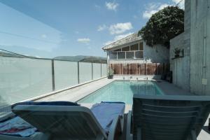 Bazén v ubytování Refúgio da Cabreira nebo v jeho okolí