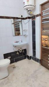 a bathroom with a toilet and a sink at Luxurious 3 BHK Flat in Ghaziabad in Ghaziabad