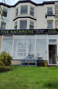 een gebouw met een bord dat de kithner raampjes leest bij The Kathrene Holiday Flats in Fleetwood
