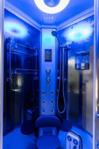baño con ducha con luces azules en B&B Golden House & spa, en Rose