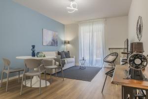 a living room with a couch and a table at La casa del sarto in Perledo
