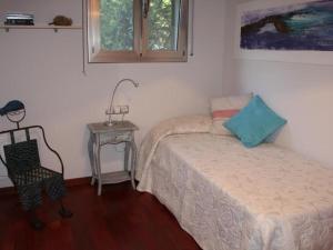 a bedroom with a bed and a side table at Homing Golf Bonmont 12 in Bonmont Terres Noves +27 photos
