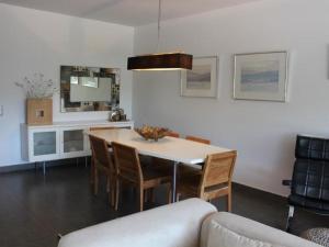 a living room with a dining room table and chairs at Homing Golf Bonmont 12 in Bonmont Terres Noves