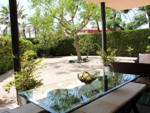 a glass table with a vase on top of it at Homing Golf Bonmont 12 in Bonmont Terres Noves