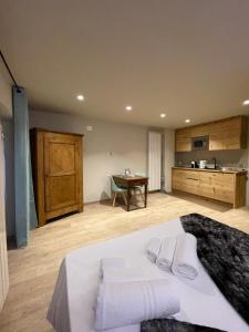 een slaapkamer met een bed met witte handdoeken bij AEapartmentsaosta in Aosta