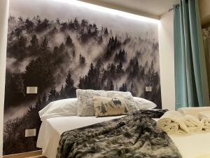 een slaapkamer met een muurschildering van een bos bij AEapartmentsaosta in Aosta