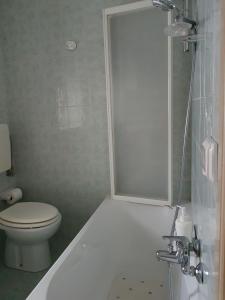 シラクーサにあるCasa Teresa Siracusaのバスルーム(バスタブ、トイレ、シャワー付)
