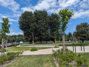 un parque con árboles y una carretera en Palkovics vendégház Dunabogdány, en Dunabogdány