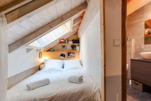 a small bedroom with a bed in a attic at La Terrasse du vieil Annecy in Annecy