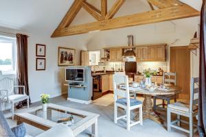 a living room with a table and a kitchen at Sansoms Loft in Woodstock