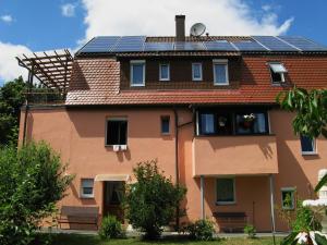uma casa com painéis solares no telhado em Gästeapartments Haus Kohler em Abstatt