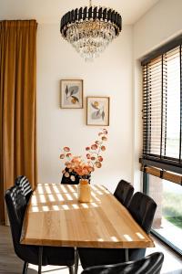 uma mesa de jantar com cadeiras e um lustre em Spichlerz Malbork em Malbork