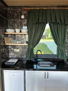 une cuisine avec un évier et une fenêtre dans l'établissement Of Çamlık bungalov, à Of