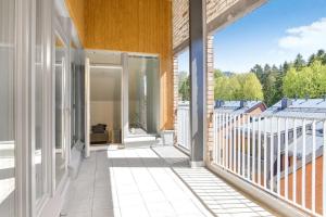 an indoor balcony with glass doors and a view at Kotimaailma - Kaunis saunallinen kattohuoneisto 10lle, Espoon keskustassa in Espoo