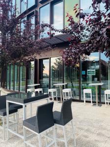 Reštaurácia alebo iné gastronomické zariadenie v ubytovaní Hotel Jardines de Uleta Suites