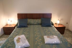 una camera con un letto con due cuscini sopra di Alle Antiche Mura a Caiazzo
