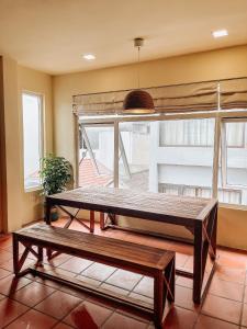 uma mesa e bancos num quarto com uma janela em Annam The Residence - Westlake Central 2Bedrooms em Hanói