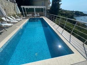 een zwembad met blauw water in een huis bij Villa Mare Blu in Sozopol
