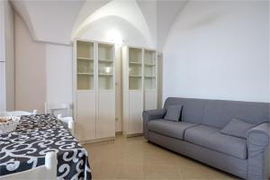 - un salon avec un canapé bleu et une table dans l'établissement Casa Roby, à Ceglie Messapica