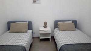سرير أو أسرّة في غرفة في Apart Vila Rosa, T1+1 para férias em Portimao