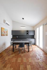 - une salle à manger avec une table et des chaises dans l'établissement Borgo Sant'Anna, à Bettona