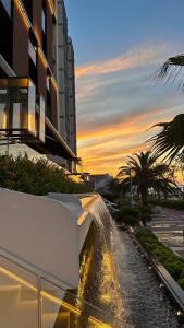 ein Springbrunnen vor einem Gebäude in der Unterkunft Hotel Lungomare in Riccione + 73 Fotos