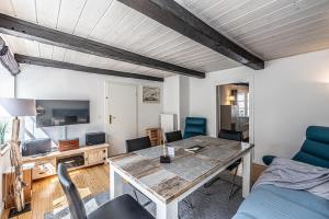 フレンスブルクにあるfewo1846 - Dampfer Alexandra - urige Wohnung mit zwei Schlafzimmern am Nordermarkt im Stadtzentrumのリビングルーム(テーブル、青い椅子付)