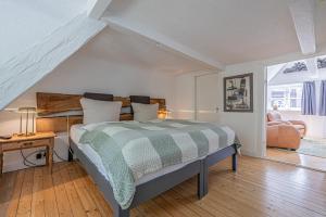 a bedroom with a bed with a green and white comforter at fewo1846 - Dampfer Alexandra - urige Wohnung mit zwei Schlafzimmern am Nordermarkt im Stadtzentrum in Flensburg