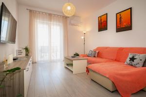 un soggiorno con divano e tavolo di Apartments Kricin 14 Laura a Baška