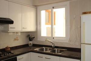 uma cozinha com um lavatório e uma janela em Apartamento vacacional Jávea em Xàbia