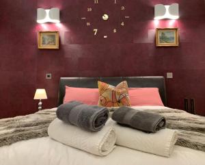 A bed or beds in a room at The GG Spot in South Kensington Central London 2 Bedroom Apartment by Wild Boutique Apartments