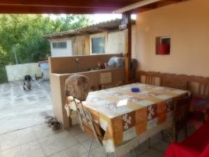 Zimmer mit einem Tisch und einem Fenster in der Unterkunft Guest House Borisov in Shabla
