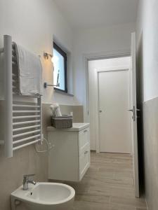 ein weißes Bad mit einem Waschbecken und einem WC in der Unterkunft Terre d'aMare Liguria 1 in La Spezia