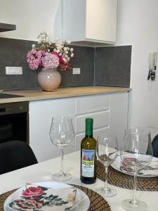 einen Tisch mit einer Flasche Wein und zwei Weingläsern in der Unterkunft Terre d'aMare Liguria 1 in La Spezia