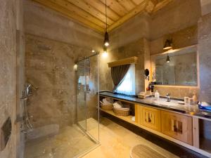 y baño con ducha y lavamanos. en Konak Ballıca - Deluxe Suite en Avanos