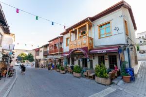 a street with a group of buildings on a street at Konak Ballıca - Deluxe Suite in Avanos