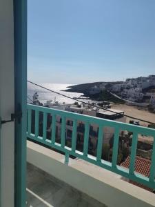 uma vista para o oceano a partir de uma varanda em Aetherian Suites em Loutrá