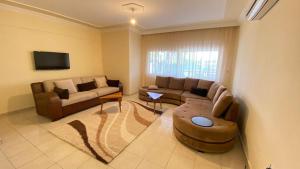 ein Wohnzimmer mit einem Sofa und einem Tisch in der Unterkunft Villa Grau in Antalya/Belek in Belek