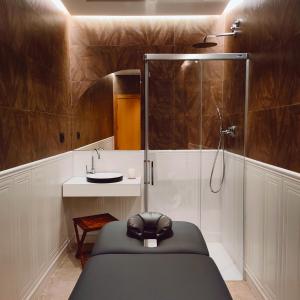 a bathroom with a shower and a sink at Hotel La Laguna Spa & Golf in Torrevieja