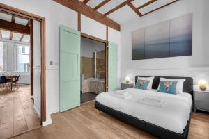 - une chambre avec un grand lit dans l'établissement Lucena - Charmant appt en centre-ville, à Toulouse