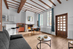 un soggiorno con divano e tavolo di Lucena - Charmant appt en centre-ville a Tolosa