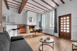 a living room with a couch and a table at Lucena - Charmant appt en centre-ville in Toulouse