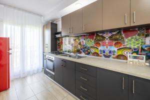 una cucina con lavandino e una parete piastrellata colorata di FandositBoutique a Ştefăneştii de Jos