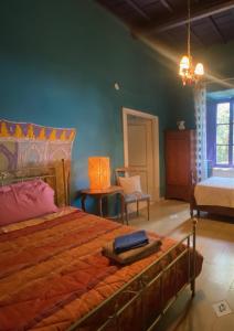 um quarto com uma cama, uma mesa e uma cadeira em Casa Portale em Ronciglione