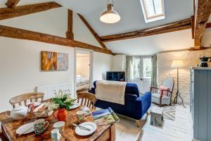 a living room with a table and chairs at The Hayloft in Hook Norton