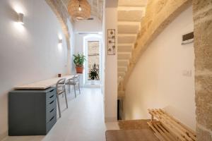 a kitchen and dining room in an old building at WePuglia - Dimora Elia in Polignano a Mare