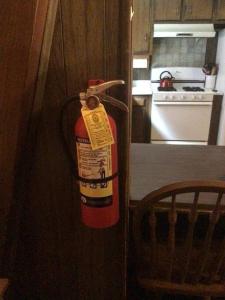 un extintor colgando en la pared de una cocina en The Bears lair Perfect for Family w/all amenities, en Big Bear City